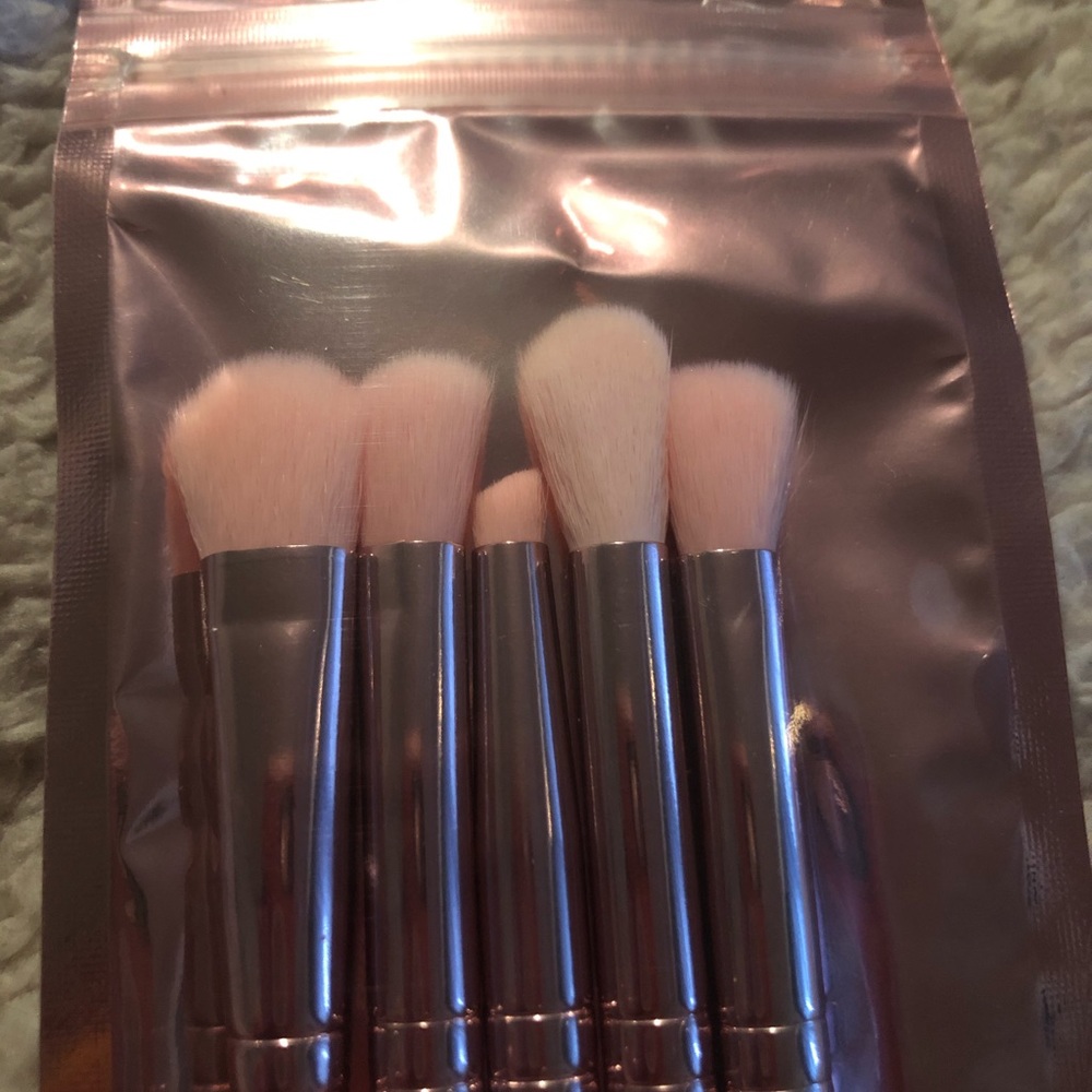 SOLD Professional Motd eyeshadow brushes - Picture 3 of 3